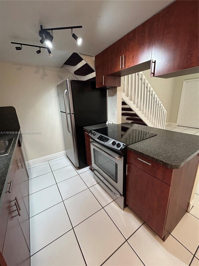 Building Photo - 1455 Holly Heights Dr