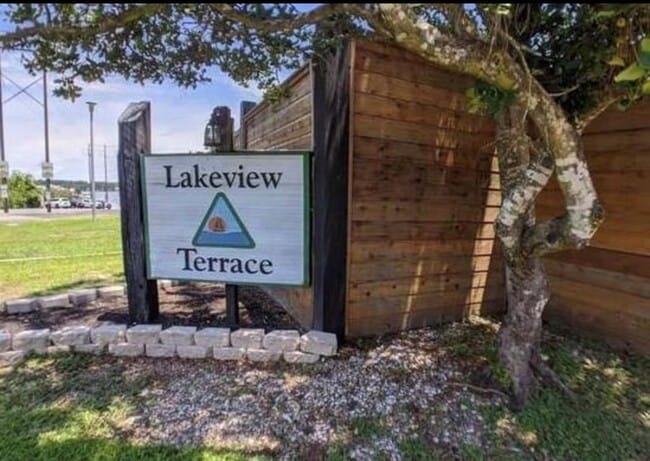 Building Photo - 204E Lakeview Ter