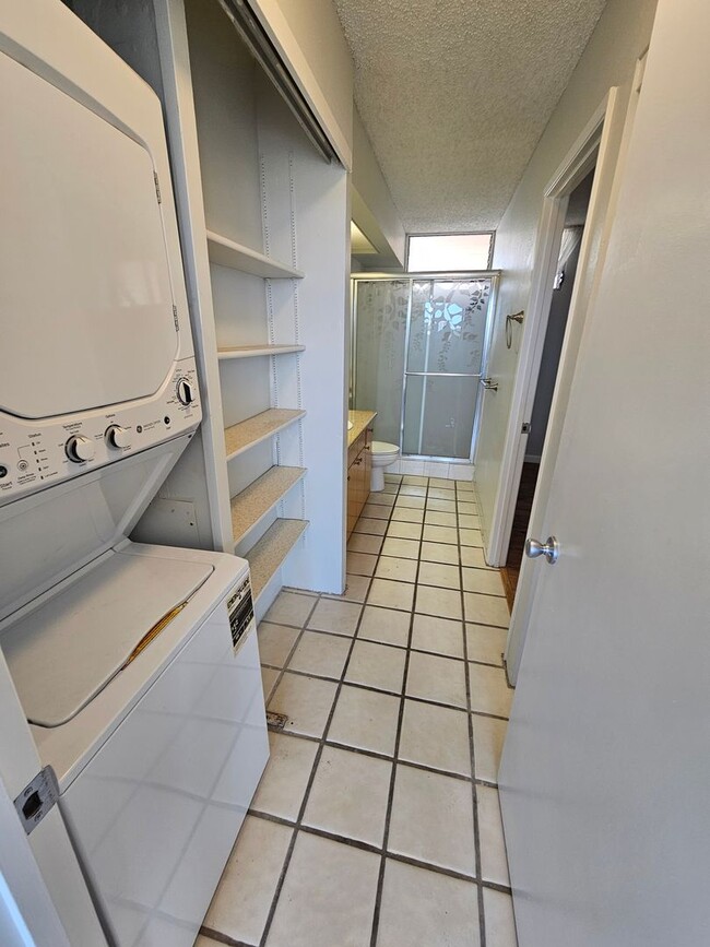 Building Photo - Bright 2-Bedroom Condo with Lanai
