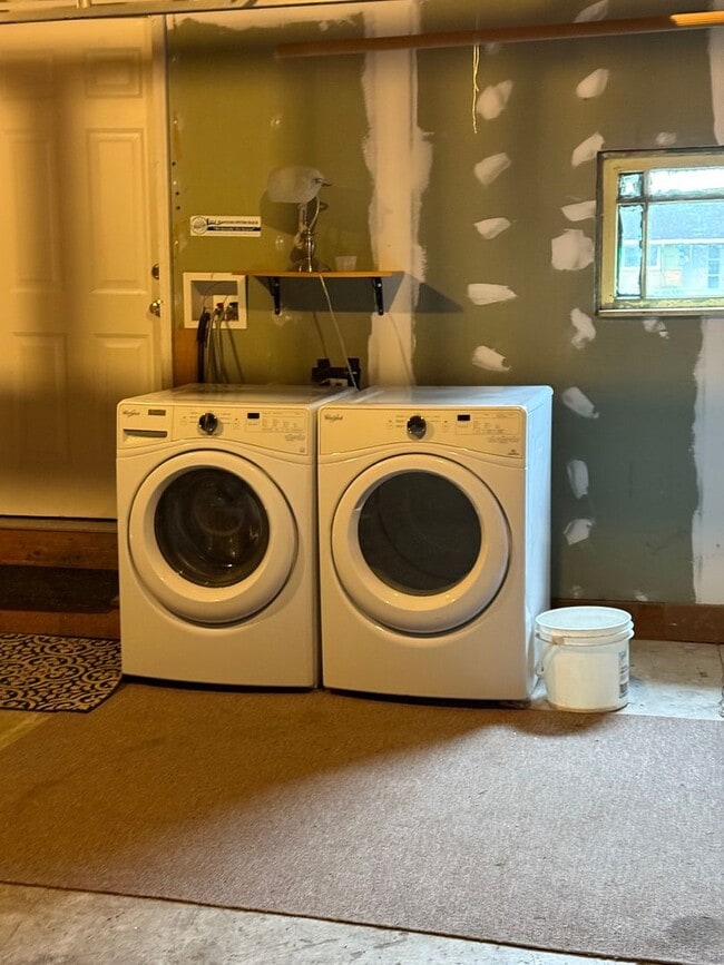 Building Photo - 3bd & 1 1/2ba with 2 Car Garage