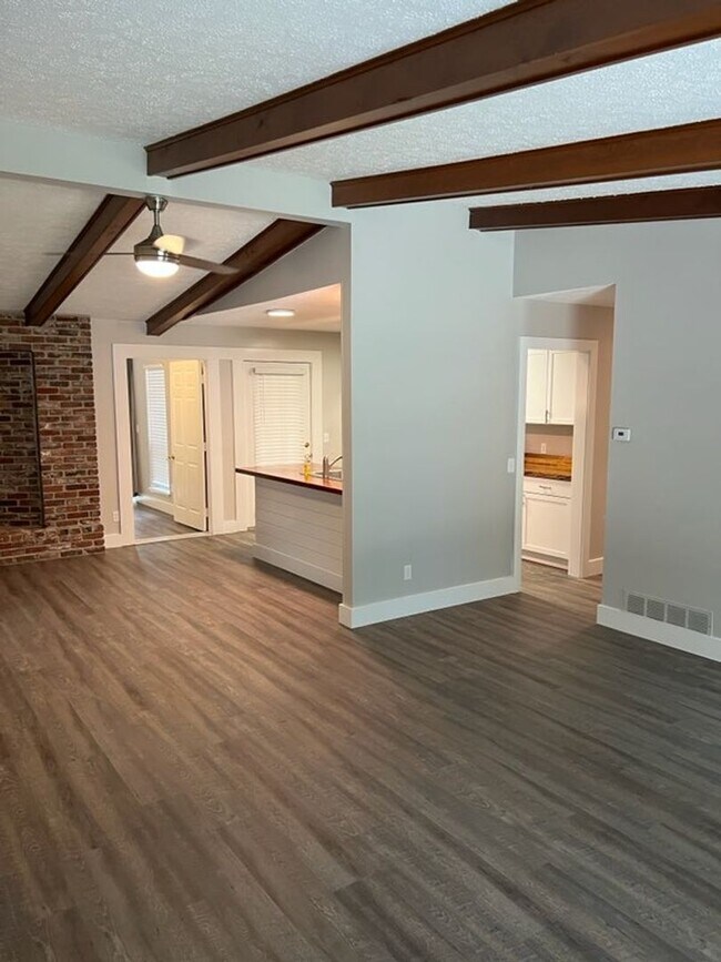 Building Photo - Gorgeous Home in the Heart Hinesville