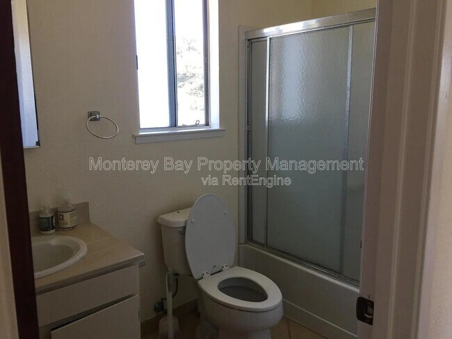 Building Photo - 900 Belden St