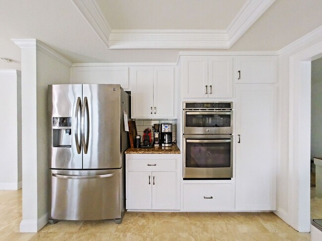 Building Photo - Spectacular 4 bedroom family home with oce...