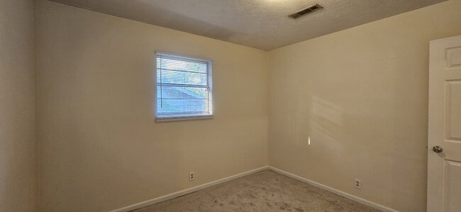 Building Photo - 306 Mustang Dr