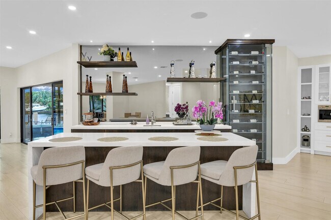 Building Photo - 319 S Riverside Dr