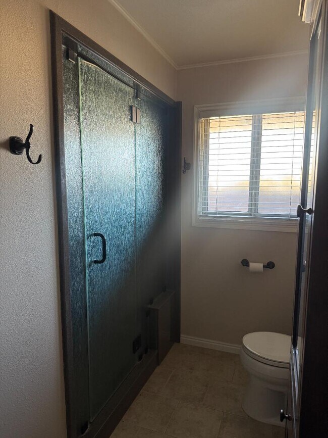 Building Photo - 822 Moose St