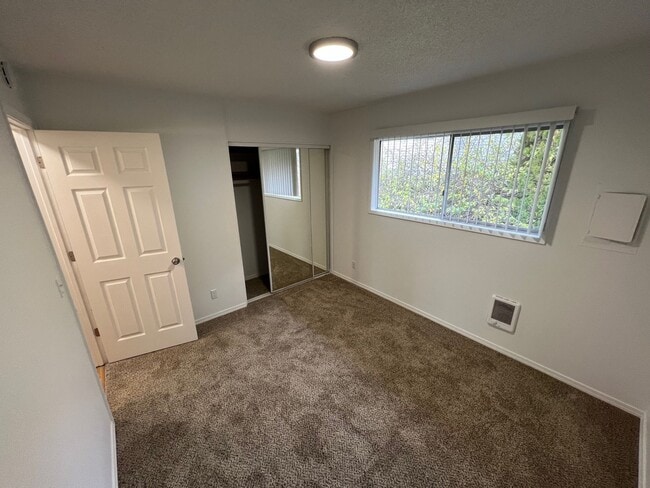 Building Photo - Townhouse in Tigard $1575 + utilities