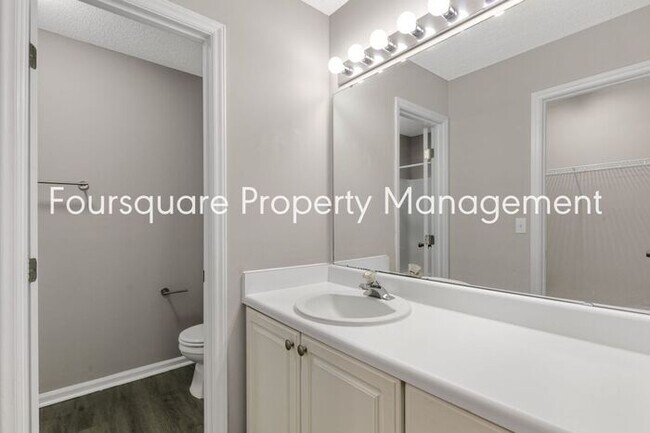 Building Photo - End Unit Town Home | 2nd Floor Loft | Wash...
