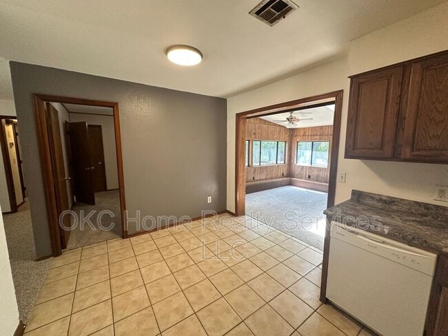 Building Photo - 3112 Beechwood Dr