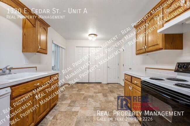 Building Photo - 1320 E Cedar St