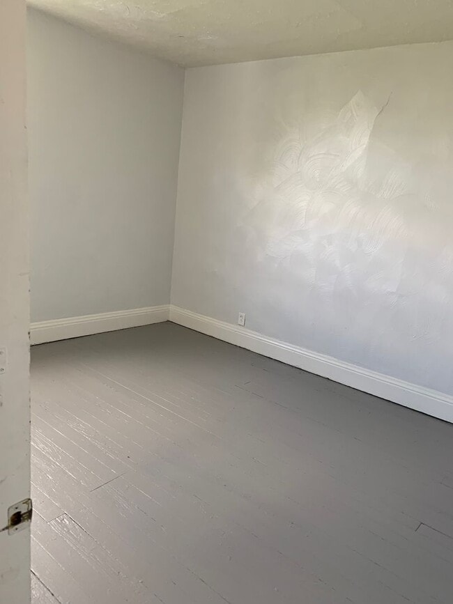 Building Photo - 3 Bedroom 1 Bath