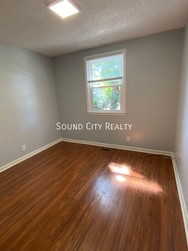 Building Photo - 3232 Hinkle-
