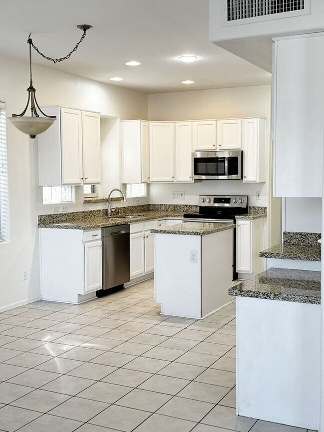 Building Photo - ABSOLUTELY STUNNING 4BR 2.5BA, OVER 2100SQFT, COMMUNITY POOL, CHANDLER