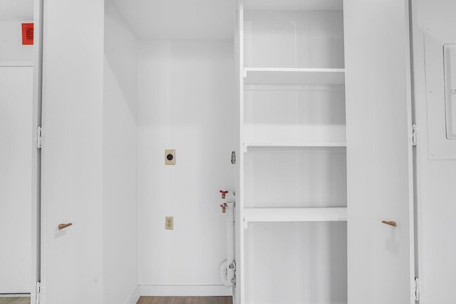 Building Photo - 1055 River Rd