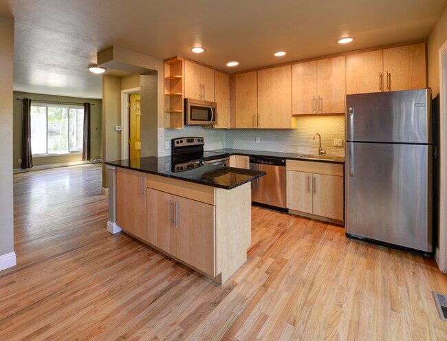 Building Photo - Updated 3 Bed 2.5 Bath North Boulder Townhome!