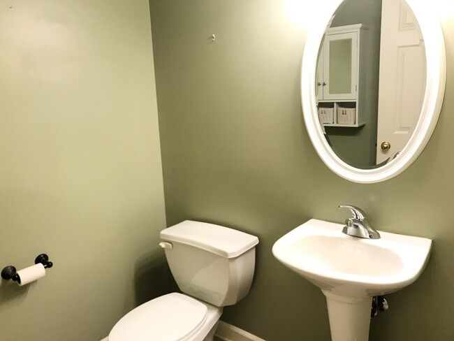 Building Photo - End Unit Townhome on Quiet Cul-De-Sac in Covington Crossing