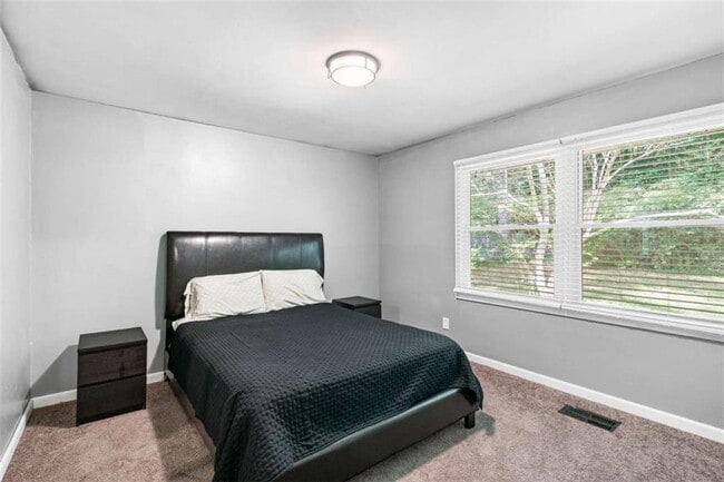 Building Photo - 2150 Meadowlane Dr SW