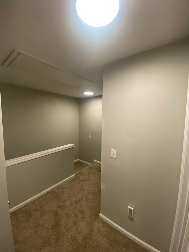 Building Photo - 412 Walnut Woods Dr
