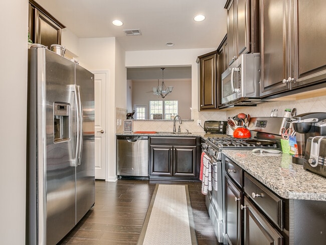 Building Photo - Lovely 3 Bedroom 2.5 Bath Townhouse, Easy ...