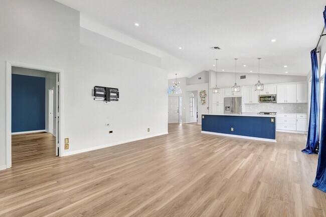Building Photo - 3947 Redondo Way