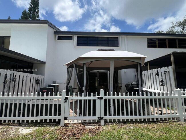 Building Photo - 9894 Fairway Cove Ln