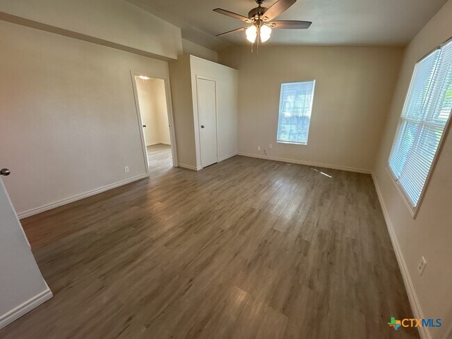 Building Photo - 912 Southside Dr