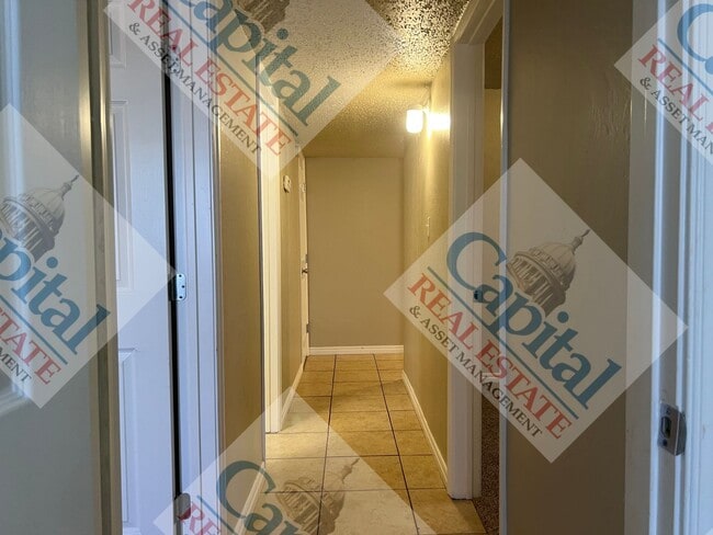 Building Photo - Charming 3 Bedroom