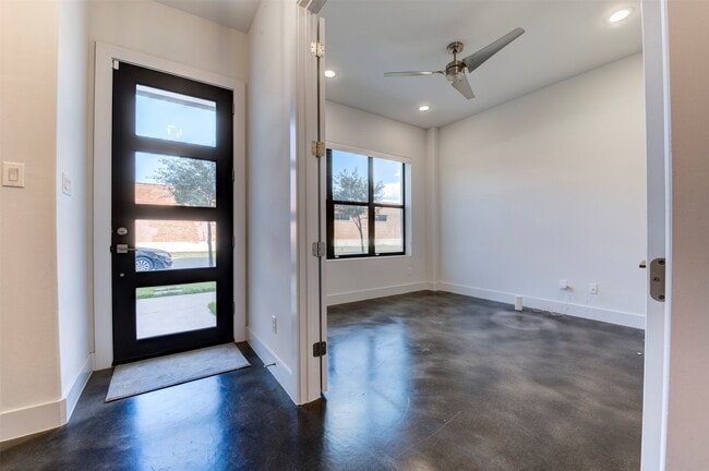 Building Photo - 2914 Lamar St