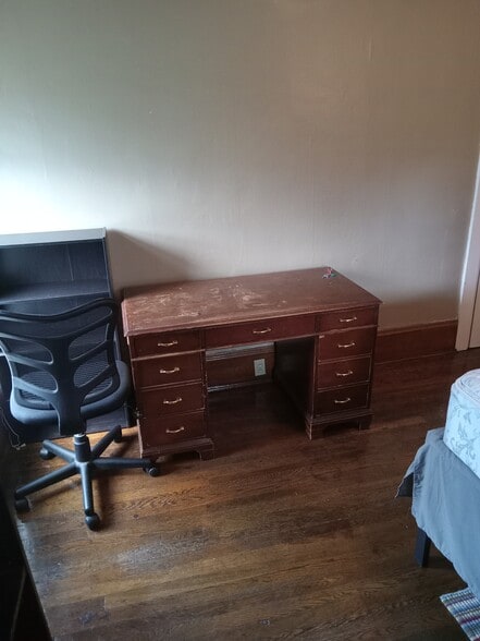 Apt 4 - upstairs back BR - 523 E State St