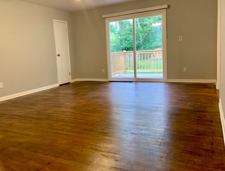 Living Room - 3166 S Parkview Ave
