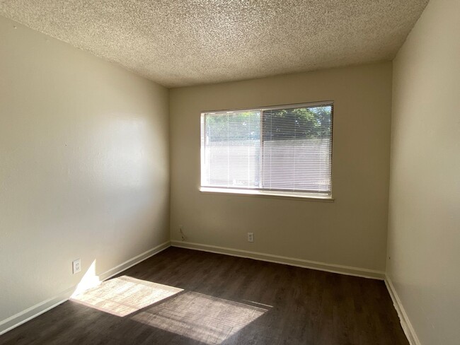 Building Photo - Spacious Two Bedroom Condo