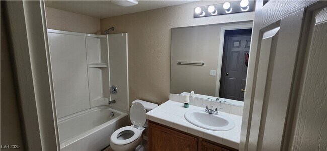 Building Photo - 4646 Wood View St