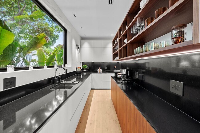 Building Photo - 3306 NE 16th St