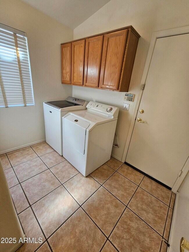 Building Photo - 10360 E Penstamin Dr
