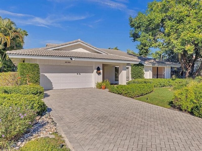 Building Photo - 4989 Pineview Cir