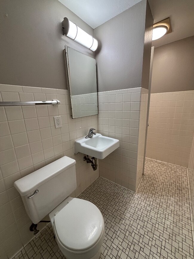 Building Photo - 705 E Center St