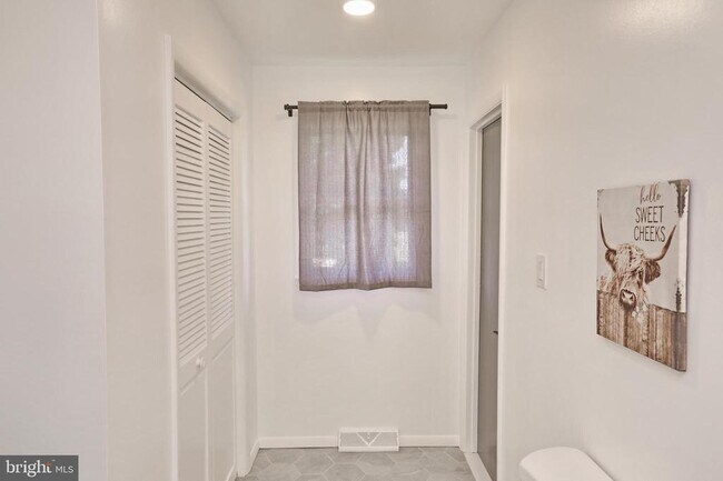 Building Photo - 8530 Wedding Dr