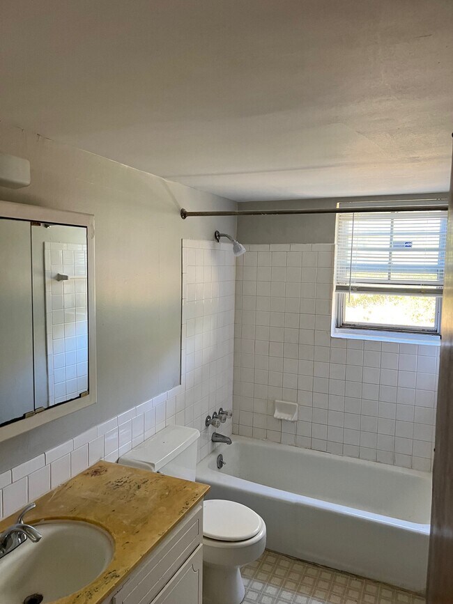 Building Photo - 8600 Countryshire Ln