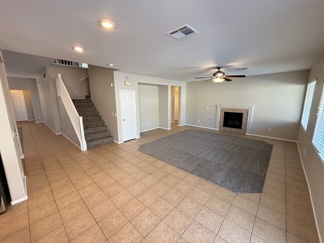 Building Photo - Gorgeous 6Bed/5Bath/4Car, 2-Story Home located in the Mountains Edge