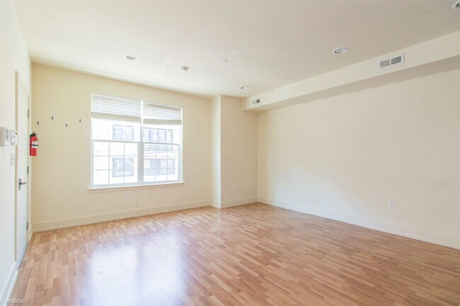 Building Photo - 2 br, 1 bath Triplex - 1501 MASTER ST Unit...