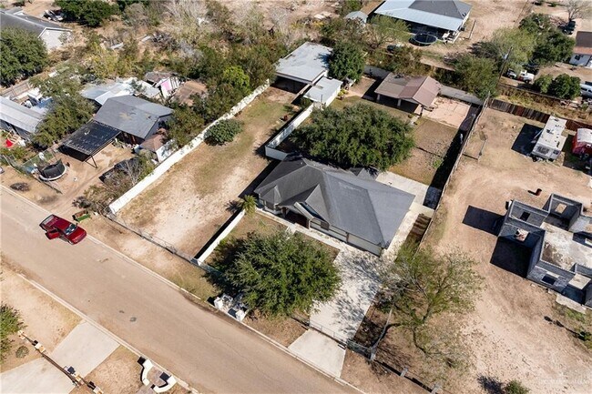 Building Photo - 20 Davis Ln