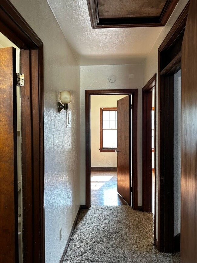 Building Photo - 555 Woodsdale Ave