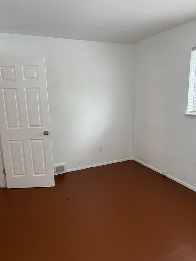 Building Photo - 3 Bedroom 1 Bath - $1200