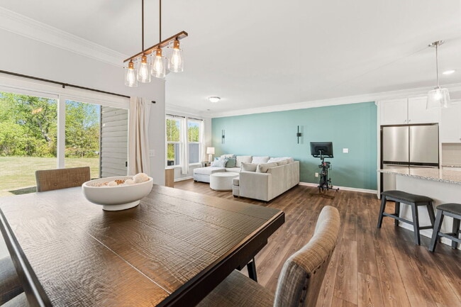 Building Photo - Sleek & Stylish 3 Bed, 2.5 Bath Townhome in Prime Location $2,050/mo rent