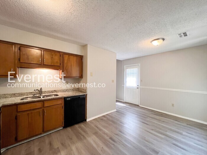 Building Photo - 5565 Chapel Hill Dr