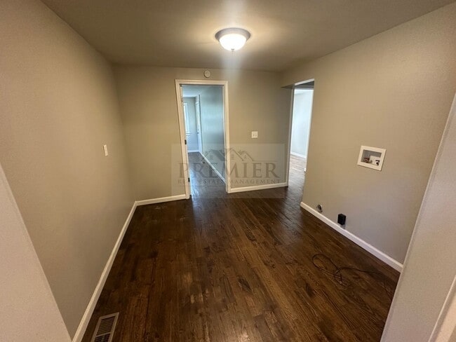 Building Photo - 3 bedroom / 1 bath home for rent -5519 Lydia KC MO- rent 975 - Christmas move in special! $300 of...