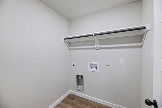 Building Photo - AVAILABLE NOW! 3 BEDROOM TRIPLEX LOCATED ON 1-ACRE LOT IN MIDLOTHIAN, TX!