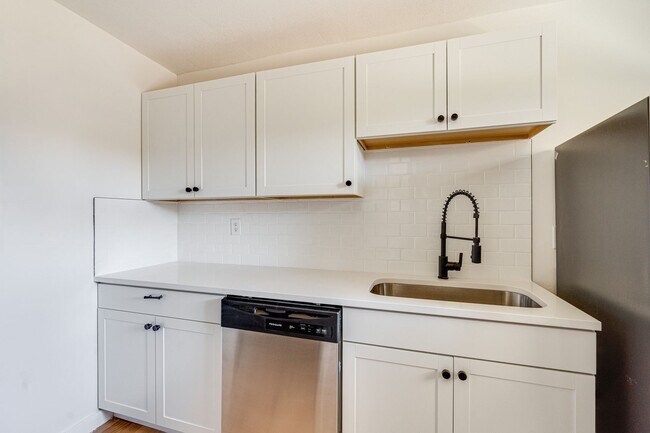 Building Photo - FULLY RENOVATED duplex in East Ridge!