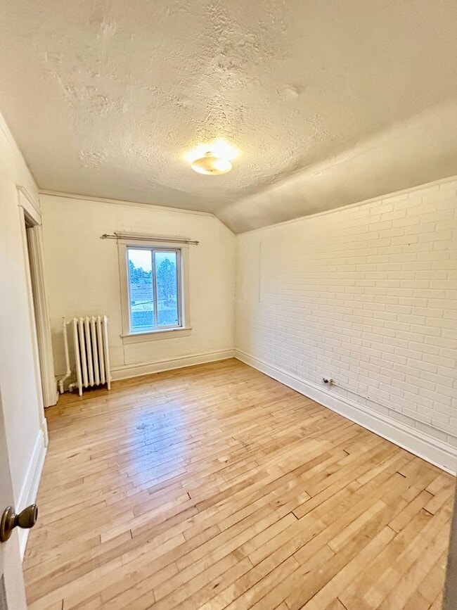 Building Photo - AVAILABLE December! - 3 Bed 1 Bath Home - With Fenced In Yard!