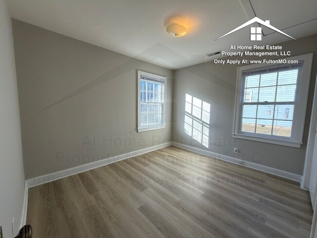 Building Photo - 715-709 W 7th St